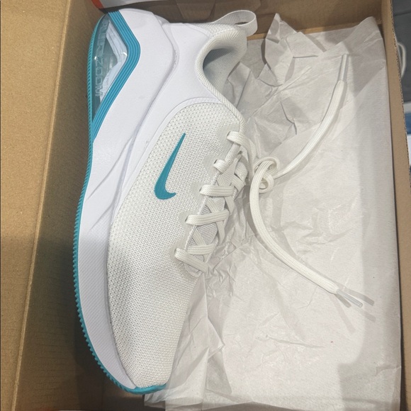 Nike Women's air zoom Bella 7 White and Teal Sneakers - Picture 9 of 12